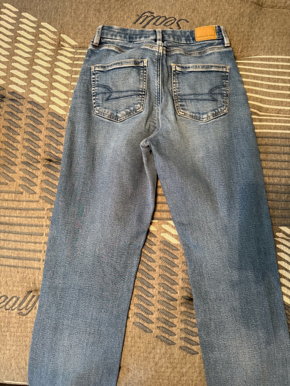 American Eagle Outfitters Women's Straight Leg Jeans in Light Blue Wash